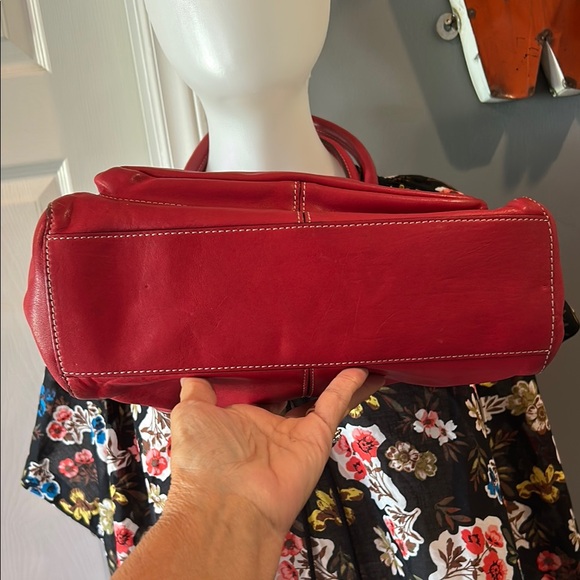 Kate Spade Red Leather Shoulder Bag with Textured Finish and Gold Accents - Picture 5 of 13